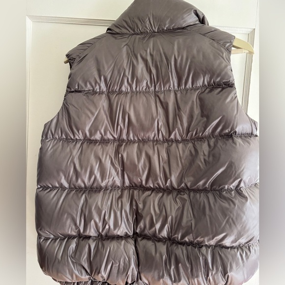 Uniqlo Bronze ultra light puffer vest. 90%down 10% feather. Size medium. - Picture 2 of 3
